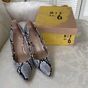 Black and white snake print heels size 7